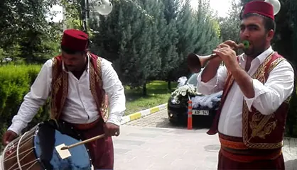 Yöresel kıyafetli davulcu ve zurnacı — Ankara
